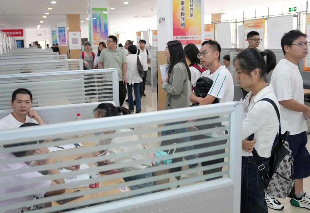 高质量充分就业政策新定位:优化体系助力就业转型(图6) 2024年9月25日,“金秋送岗 职等你来”杭州市新制造专场招聘会举行。 新华社记者 韩传号 摄