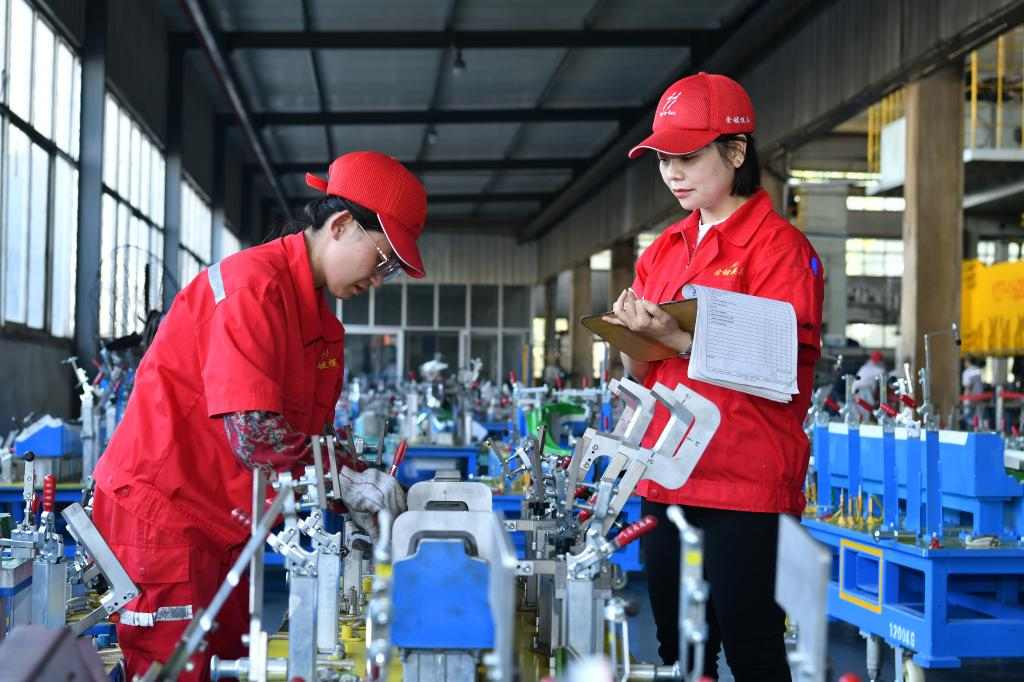 高质量充分就业政策新定位:优化体系助力就业转型(图2) 2024年9月24日,河北省泊头市金键模具有限责任公司技术人员在产品检测车间内工作。 新华社记者 牟宇 摄
