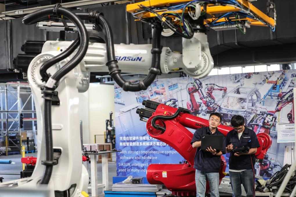 高质量充分就业政策新定位:优化体系助力就业转型(图3) 2024年6月3日,沈阳新松机器人自动化股份有限公司,机器人研发工程师在调试。 新华社记者 潘昱龙 摄