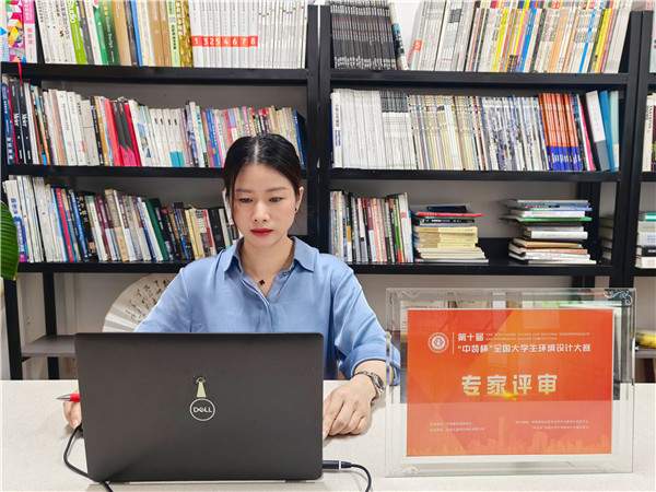 韦日英 阳光学院教授、中国摄影著作权协会会员.jpg 韦日英 阳光学院教授、中国摄影著作权协会会员.jpg