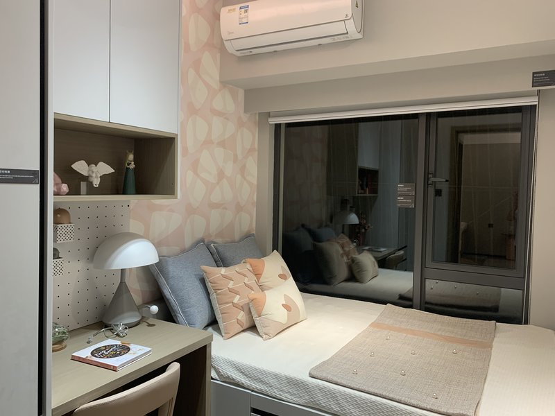 卧室墙纸挑选指南:图案选择与空间搭配技巧(图1) 卧室墙纸挑选技巧,如何挑选实用美观的卧室墙纸