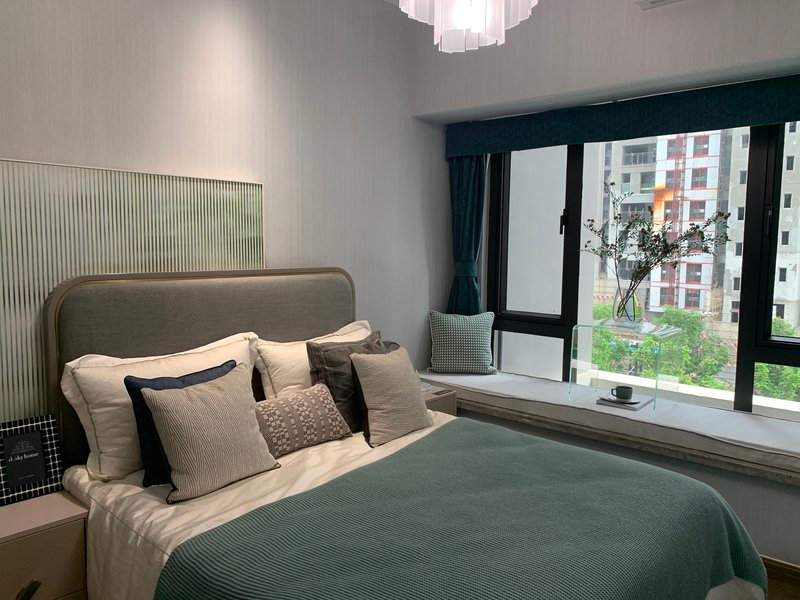 卧室壁纸选购指南:颜色、环保与图案搭配技巧(图1) 卧室壁纸选购技巧,营造温馨空间