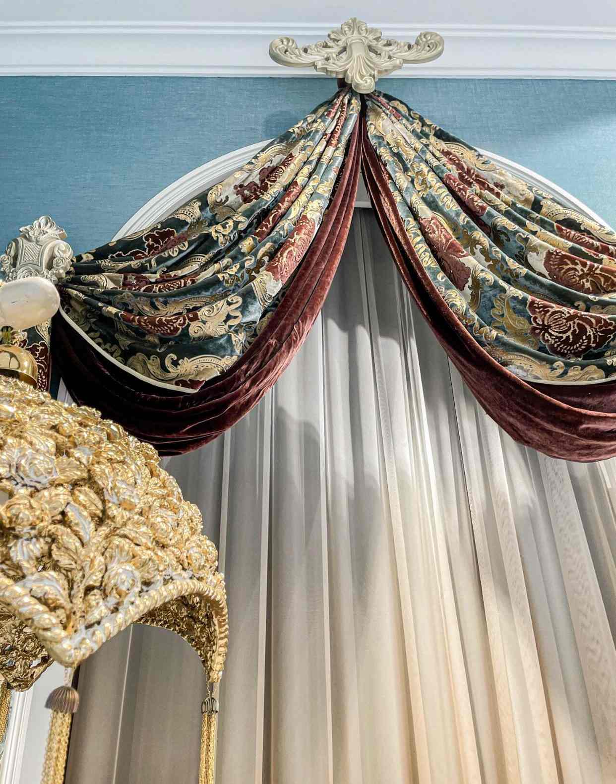 皇家欧式丝绒窗帘：复古贵气的宫廷美学，丝绒提花打造奢华家居氛围(图1)